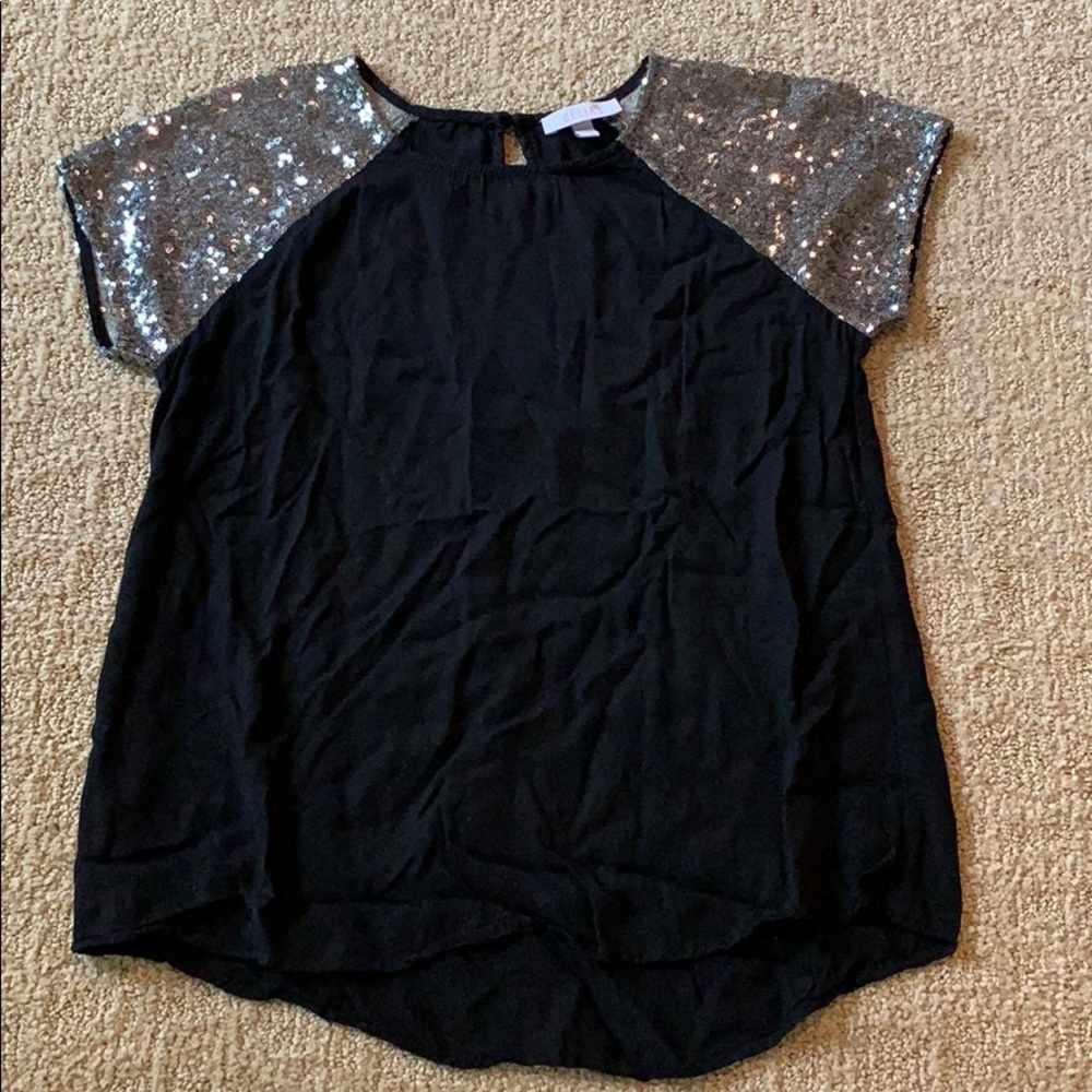 black and silver shortsleeved shirt